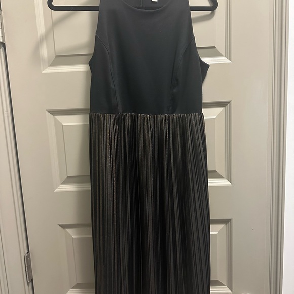 Gap Black and Metallic Pleated Midi Sleeveless Dress - Picture 5 of 6